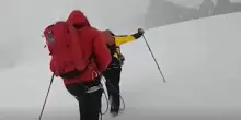 Monte Elbrus, trovati morti cinque alpinisti: dramma durante la scalata dopo il maltempo