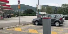 Paura in Autogrill, due bambini di 7 mesi e 2 anni rimangono chiusi in auto: salvati dai vigili del fuoco