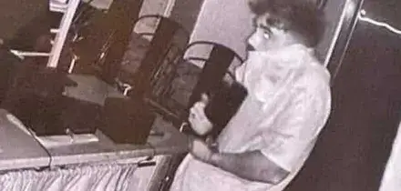Furto in pizzeria, il ladro ruba l'incasso. Il titolare (disperato) pubblica la foto: &laquo;Cos&igrave; nascono i casi Roggero&raquo;