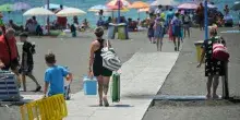 Ombrelloni "segnaposto", sedie e tavolini in spiaggia: scacco ai furbetti di Torre del greco, ecco cosa rischiano