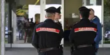 Mette a segno un doppio furto, ma dimentica telefono e un biglietto con il suo nome sul posto: preso ladro disattento