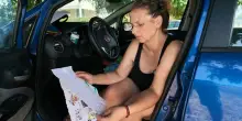 Vive in auto dopo lo sfratto, l'appello di Cristina per riavere i figli: &laquo;Devono crescere con la mamma. Ho bisogno di una casa&raquo;