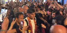 Castro &egrave; arrivato a Roma, accoglienza da brividi dei tifosi giallorossi: in pi&ugrave; di duecento a Termini