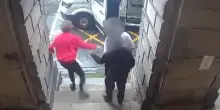 Condannato all'ergastolo per lo stupro di una 15enne, evade durante il trasferimento: il video della fuga