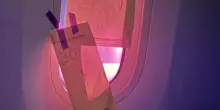 Si rompe la tendina elettronica del finestrino sul volo New York-Roma: gli assistenti lo coprono con carta e nastro adesivo