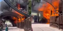 Incendio a Gardaland, fiamme e paura nell?area dell?attrazione Raptor. Il video