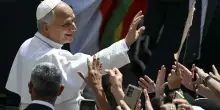 Perde una gamba per salvare il parroco da un agguato durante la messa, Papa Leone gli dona una protesi: la storia di Constantine