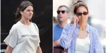 Suri Cruise addio: la figlia di Tom cancella legalmente il cognome del padre e sceglie la madre Katie Holmes