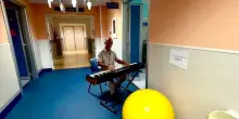 Pianista suona mentre la moglie partorisce, il fuoriprogramma commuove l?ospedale