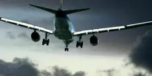 Il finestrino dell'aereo si incrina improvvisamente, atterraggio di emergenza e paura in volo
