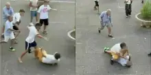 Anziano preso a calci e pugni da un gruppo di ragazzini, il video choc dell'aggressione a Grumo Nevano