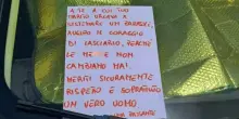 &laquo;A te a cui tuo marito urlava per sistemare un parasole, auguro il coraggio di lasciarlo&raquo;: il biglietto anonimo