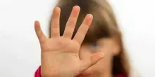 Abusa di tre bambini di 9 e 10 anni, gli orrori in un hotel scoperti dalla famiglie delle vittime: fermato un uomo
