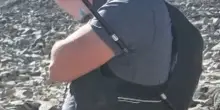 Cammina per sei ore con un bastoncino da trekking conficcato nel corpo: salvo escursionista