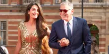 Incendi in Francia, George Clooney e la moglie Amal evacuati dalla loro residenza a Brignoles: &laquo;Contribuiremo alla ricostruzione&raquo;