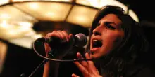 Amy Winehouse, il padre dovr&agrave; pagare 2,7 milioni a due amiche della cantante che hanno venduto all'asta oggetti della figlia