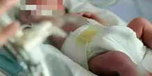 Neonato di tre mesi morto soffocato durante l'allattamento: il dramma tra le braccia della mamma