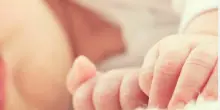 Malore tra le braccia della mamma, neonato soccorso in elicottero: morto in ospedale