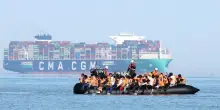 Migranti, scontro tra Regno Unito e Francia dopo il record di sbarchi nella Manica: nuovo braccio di ferro per la gestione dei flussi