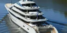 Nixie, lo yacht da sogno con spa, cinema ed eliporto in Salento: il noleggio ha un prezzo da capogiro