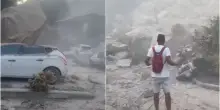 In un video il crollo del costone e i massi schiacciano le auto dopo la scossa di oggi a Napoli nei Campi Flegrei