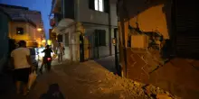 Terremoto Napoli, un uomo spaventato dalla scossa di lancia dal balcone di casa