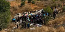 Bus sbanda e precipita in una scarpata, almeno 27 morti