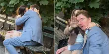 Avvocato beccato mentre bacia una collega al parco (ma &egrave; sposato), il video diventa virale su TikTok e gli rovina la carriera