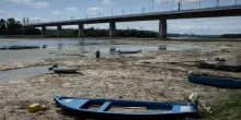 Danubio ai minimi storici, a Budapest l?acqua scende a 23 centimetri: riemergono relitti, mammut e proiettili da catapulta
