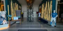 Napoli, le maglie azzurre esposte in hotel