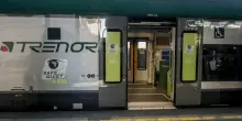 Anziano dimentica lo zaino sul treno e prova a recuperarlo, rimane bloccato tra le porte e viene trascinato via: &egrave; grave