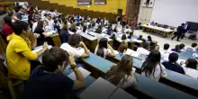 Laurea, a Modena via libera all'intelligenza artificiale per scrivere le tesi (ma anche per esami ed esoneri). Le nuove linee guida