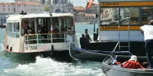 Rissa tra fidanzati ubriachi sul vaporetto: marinaio spinto in acqua mentre cerca di calmare i passeggeri