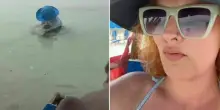 Filma un bambino che gioca al mare, davanti al suo lettino: &laquo;Occupa il mio spazio, riprendetevi vostro figlio&raquo;. Scoppia la polemica