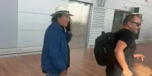 Al Bano bloccato in aeroporto per l'aereo in ritardo per un guasto, i passeggeri nell'attesa gli chiedono di cantare