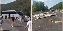Incidente sulla superstrada Terni-Rieti: cinque morti e cinque feriti nello schianto tra un bus, due auto e un camper