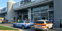 Donna accoltellata davanti ai figli, choc fuori da un centro commerciale nel Bresciano: &egrave; grave. Caccia all'ex marito