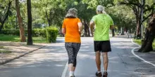 Corsa o camminata veloce? Cosa scegliere d'estate col caldo e quale fa dimagrire prima: vantaggi e svantaggi