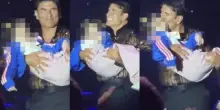 Sal Da Vinci prende in braccio e bacia una bambina disabile al concerto, &egrave; polemica. &laquo;Trattata come un trofeo&raquo;