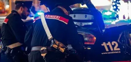 Fugge all'alt dei carabinieri, sperona e ferisce i militari, scappa a piedi e viene bloccato con il taser: muore poco dopo in ospedale