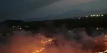 Incendio nella notte all'ex base di Licola: fiamme nell'area militare dismessa, si attendono accertamenti