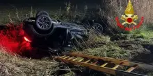 Auto con quattro giovani finisce in un fosso, morti due 22enni: l'impatto violentissimo dopo l'uscita fuori strada