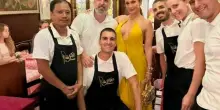 Jennifer Lopez, cena a sorpresa a Venezia: il giro tra i canali in gondola e la prenotazione last minute. Il look sorprende tutti