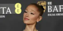 Ariana Grande si prende una pausa dalle scene pubbliche: lascia tour e musical a Londra dopo le critiche sul fisico