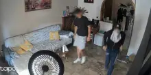 Furto in casa, cambia serrature e installa le telecamere: i ladri tornano 10 giorni dopo. Fuga con gioielli, oro, telefonini