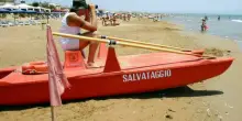 Bambino rischia di annegare: salvato dai bagnini e rianimato dopo trenta minuti