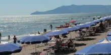 Ombrelloni e lettini sempre pi&ugrave; cari: da Anzio a Gallipoli, la classifica delle spiagge dove si spende di pi&ugrave; (anche 300 euro) e di meno