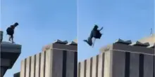 Video choc da New York: uomo nudo si lancia dal ponte di Brooklyn e sopravvive