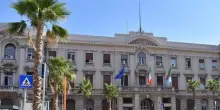 Muore a 60 anni durante una biopsia al polmone, indagati il primario e uno specializzando: la manovra sarebbe stata eseguita dal giovane medico
