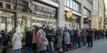 Russia, le banche non hanno liquidit&agrave; per comprare i titoli di Stato: &laquo;Prelievi record di contanti da inizio anno&raquo;